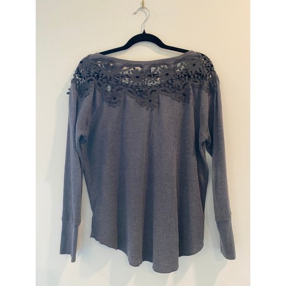 Long sleeve waffle shirt with floral cut out - Picture 2 of 4